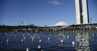 Bolas chutadas no Congresso em manifestação. Foto: Agência Brasil